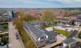 Tiel, 19 november 2022
Luchtfoto. Gebouw Sociaal Plein2 in de voormalige Mavo aan de Medelsestraat in gebruik / open dag door Klesteo, Voedselbank Rivierenland en Schuldhulpmaatje.
Foto Jan Bouwhuis.