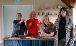  • Het bestuur van de Stadsfabriek in Tiel is blij met de fondsen die het ontvangen heeft. 
Foto: Marjon de Lange 